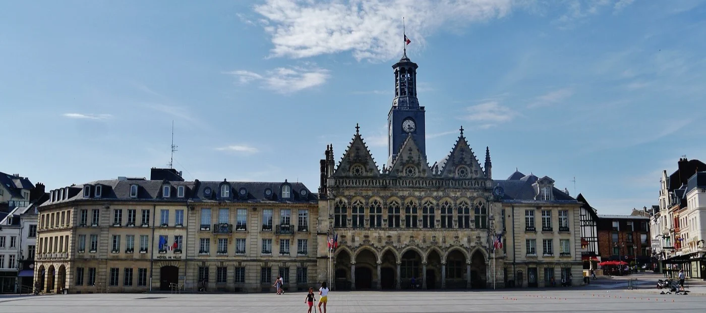 L’hôtel de ville de Saint-Quentin et sa place