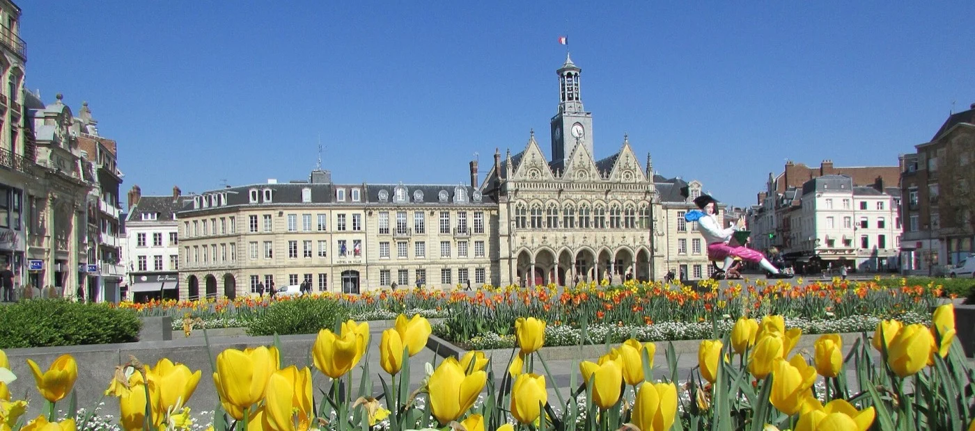 La place de l’hôtel de ville de Saint-Quentin au printemps