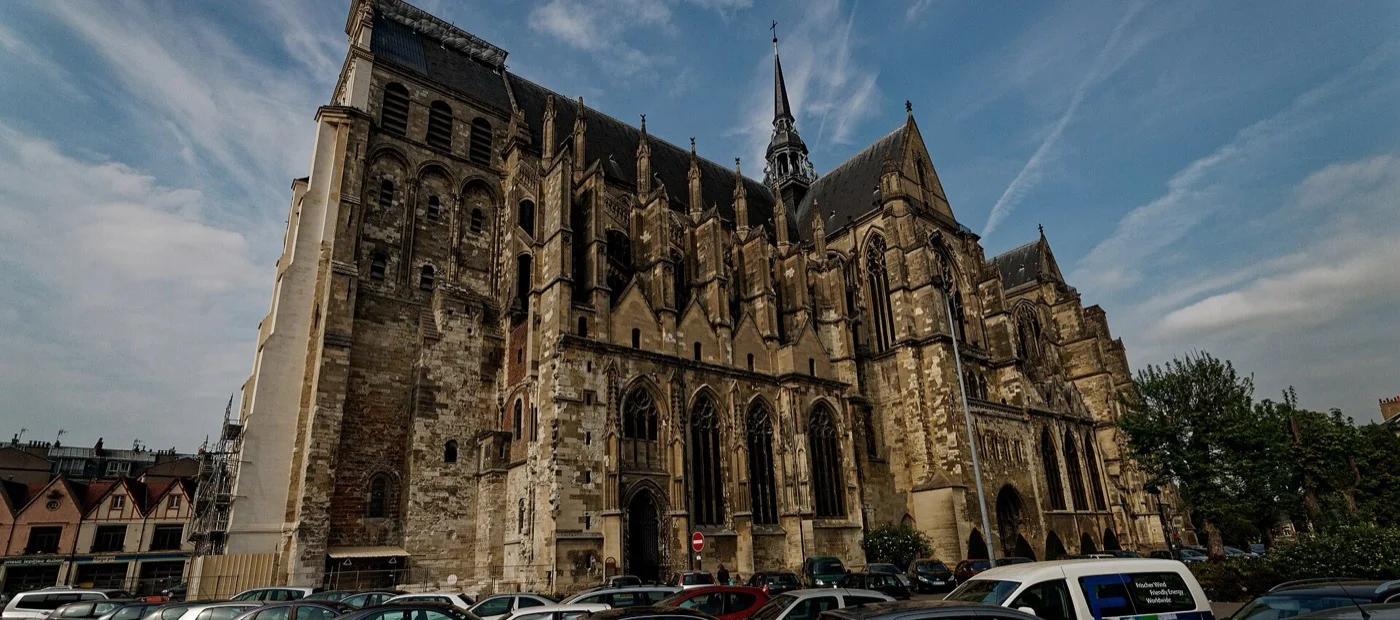 La basilique de Saint-Quentin vue depuis la rue Adrien Nordet